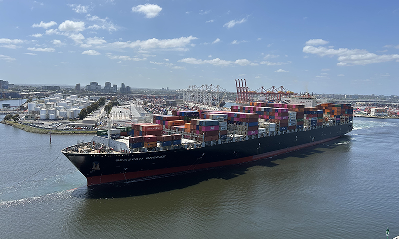 Seaspan Breeze container ship in Yarra River